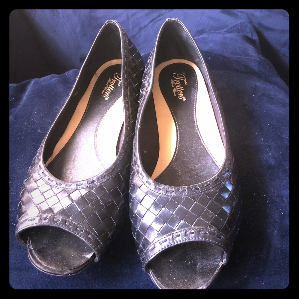 Trotters Open Toe flats